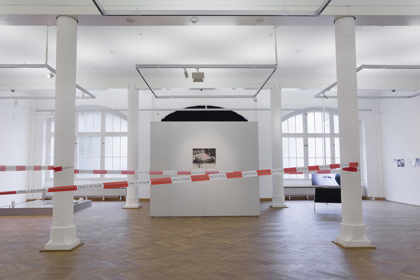 Im Mittelgrund ist die Arbeit "No Headline for the 19th of January" von Ece Gener zu sehen; Foto: Etienne Dietzel