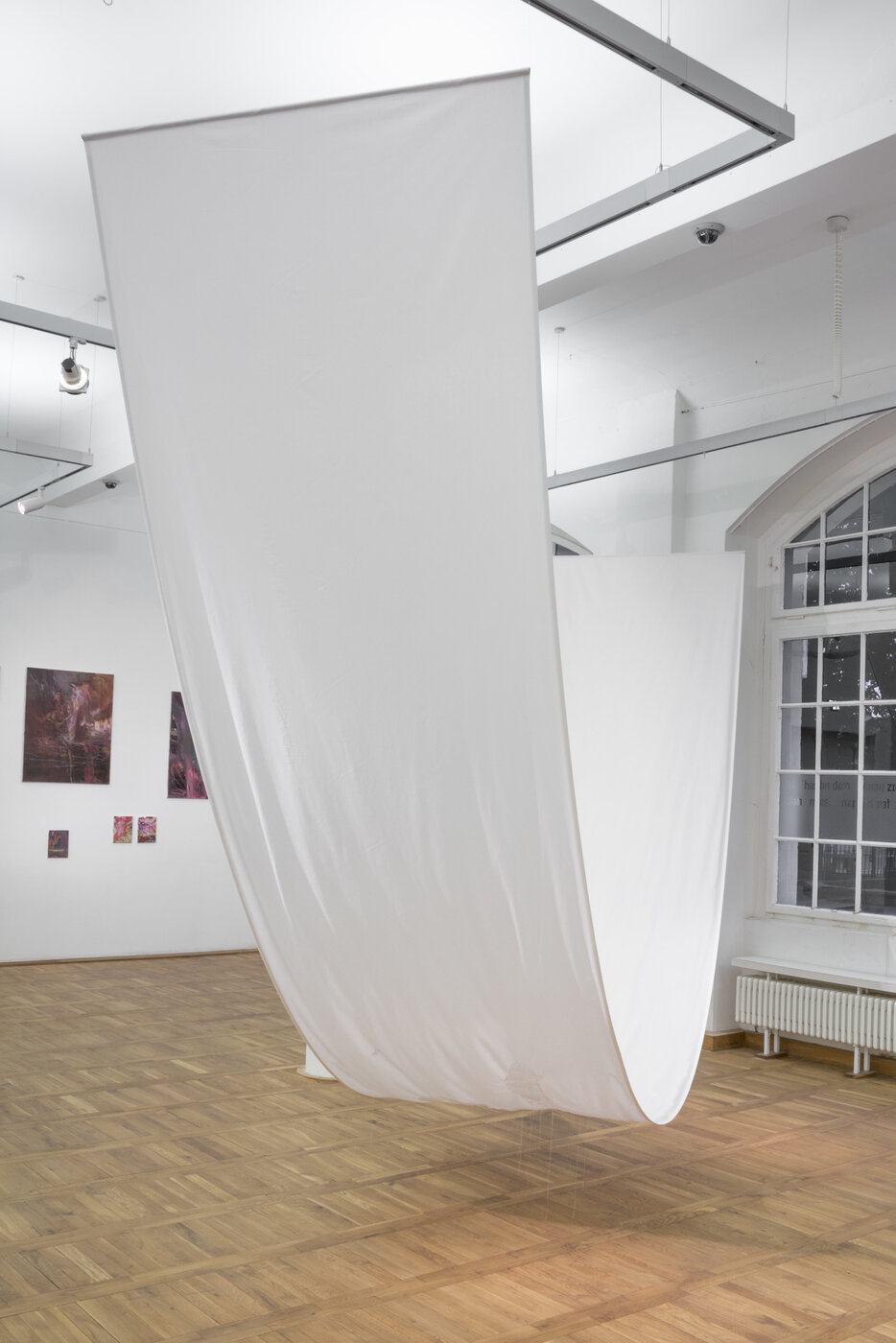 o.T., 2017/18, Stickerei auf Baumwollcretonne, Polyestergarn, Stahlfedern, 800 x 120 cm, Foto: Etienne Dietzel