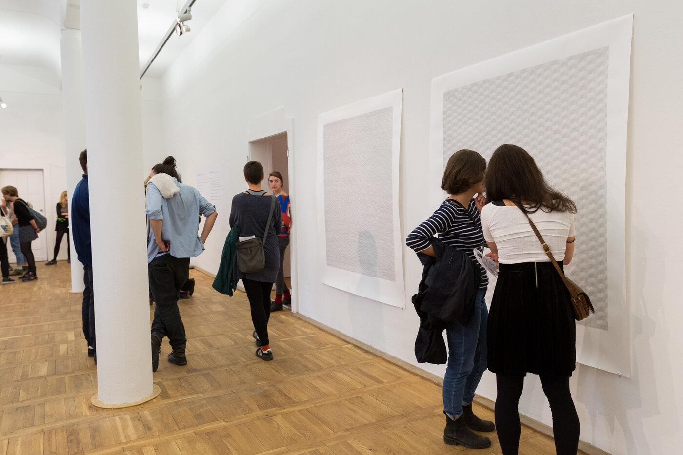 Ausstellungsansicht, im Hintergrund Arbeiten von Luise von Rohden, Foto: Max Mendez