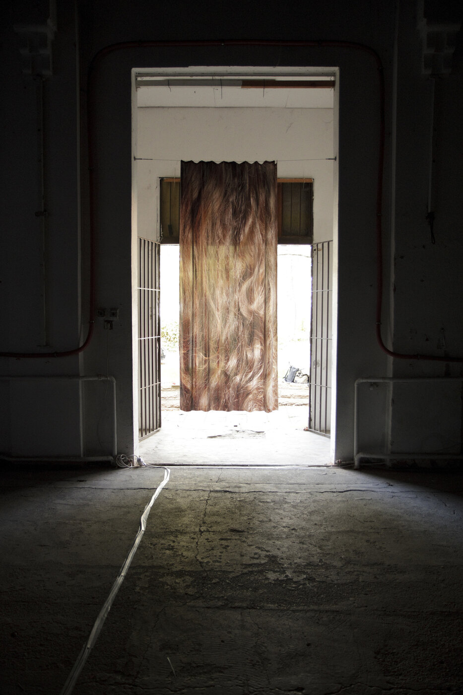 Nichts ist wie es war Stoffobjekt bedruckter Seidentwill, Ösen, Drahtseil 140 x 260 cm 2014
