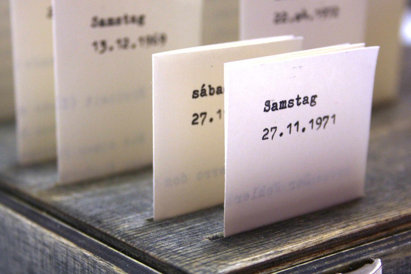 Nele Urbanowicz, „Crônicas / Chroniken“, Schreibmaschine Olympia, Laserdruck / Holz, Papier, Textil, 25 x 25 x 25 cm. Fotos: Julia Kluge