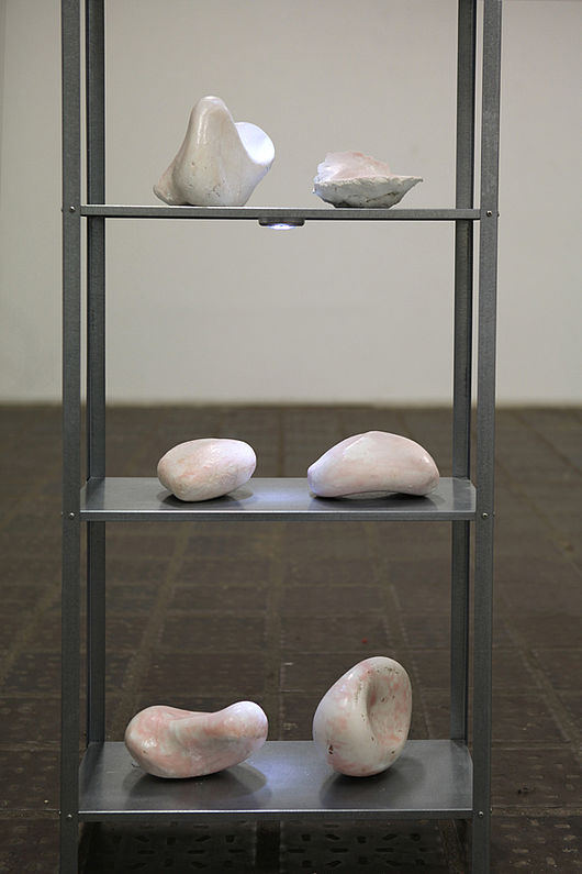 Thomas Kirchner, „Andruck“, 2013, Gips, Wachs, 6 Plastiken, ca. 25 cm x 25 cm x 25 cm