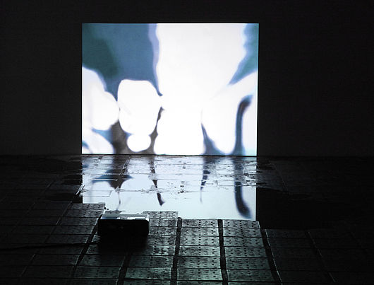 Therese Lippold, „GESTALTEN“, Videoarbeit 1min30s Loop, Projektionsgröße 3x4 m, Wasserfläche 3x4m (beides variabel) Winter 2012/13