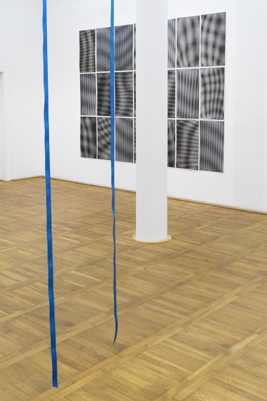 Ausstellungsansicht, im Hintergrund ist die Arbeit von Felicitas Fäßler zu sehen, Foto: Etienne Dietzel
