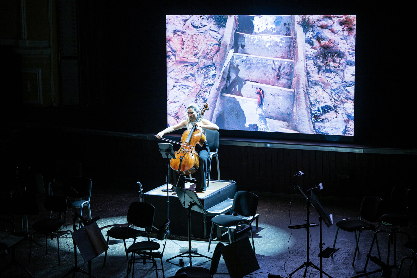 Die Grafikklasse beim IMPULS Festival. Mit Videoarbeit von Anna-Carolina Prata und Janina Schreiber. Foto: Peter Adamik