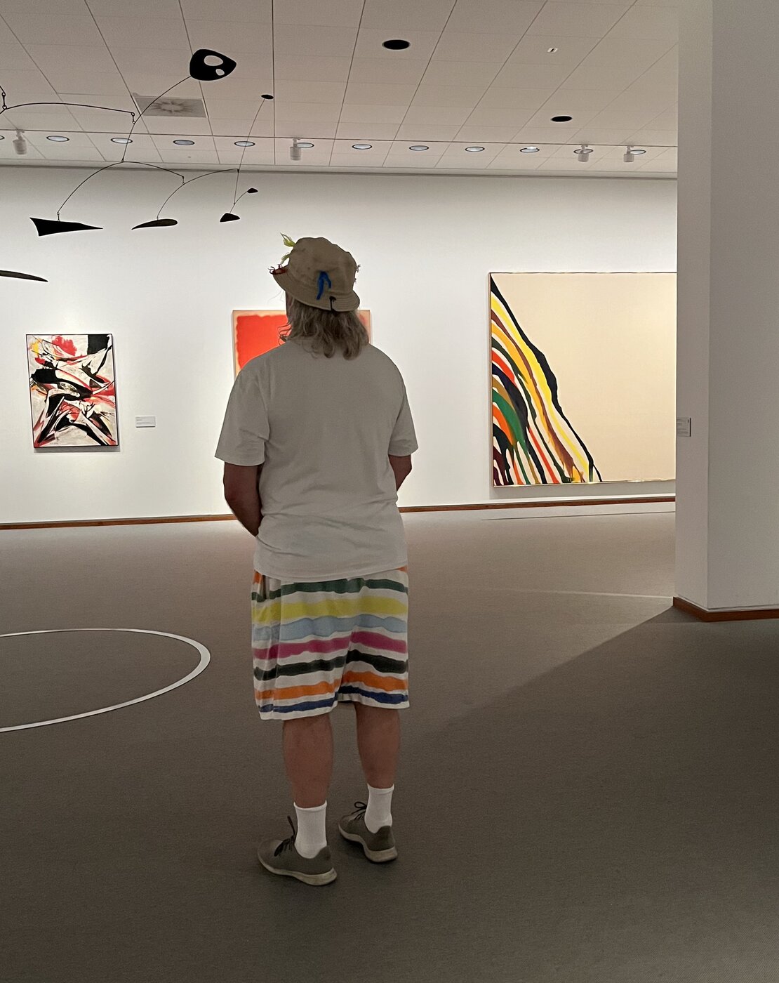 Besucher in der Neuen Nationalgalerie, Berlin, 2025, im Hintergrund ein Gemälde von Morris