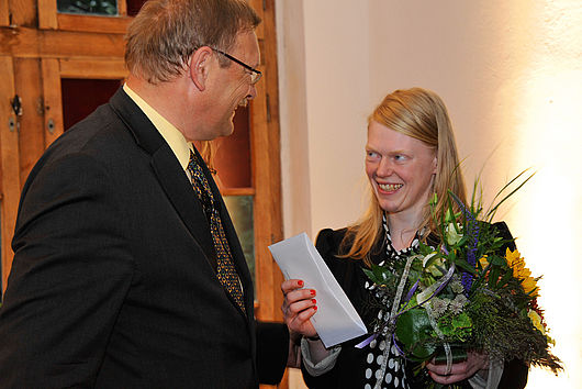 Jan-Hinrich Suhr, Mitglied des Vorstands der Stiftung überreicht den Kunstpreis 2011 an Sonja Schrader, Foto: Udo W. Beier