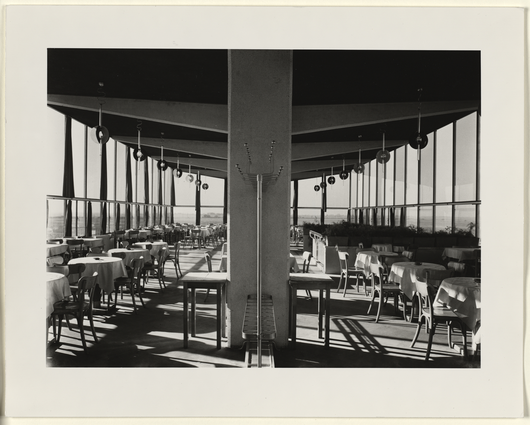 Hans Wittwer: „Flughafenrestaurant, Blick in den oberen Gastraum“, Silbergelatineabzug (vintage print), 1931. Foto: Hans Finsler, Kunstmuseum Moritzburg Halle (Saale) 