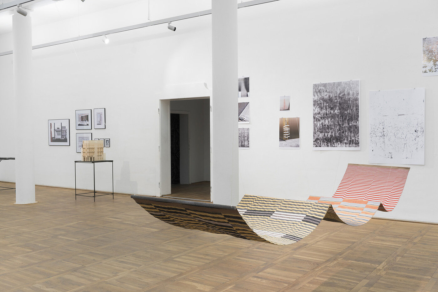 Im Vordergrund ist eine Arbeit von Bassel Abdulwahab zu sehen, im Hintergrund ein Teil der Serie"Durch den Staub zu den Sternen" von Christoph Liedtke und "HOSTEL HAVANNA. Livin´ la vida local" von Claudia Castro-López; Foto: Etienne Dietzel