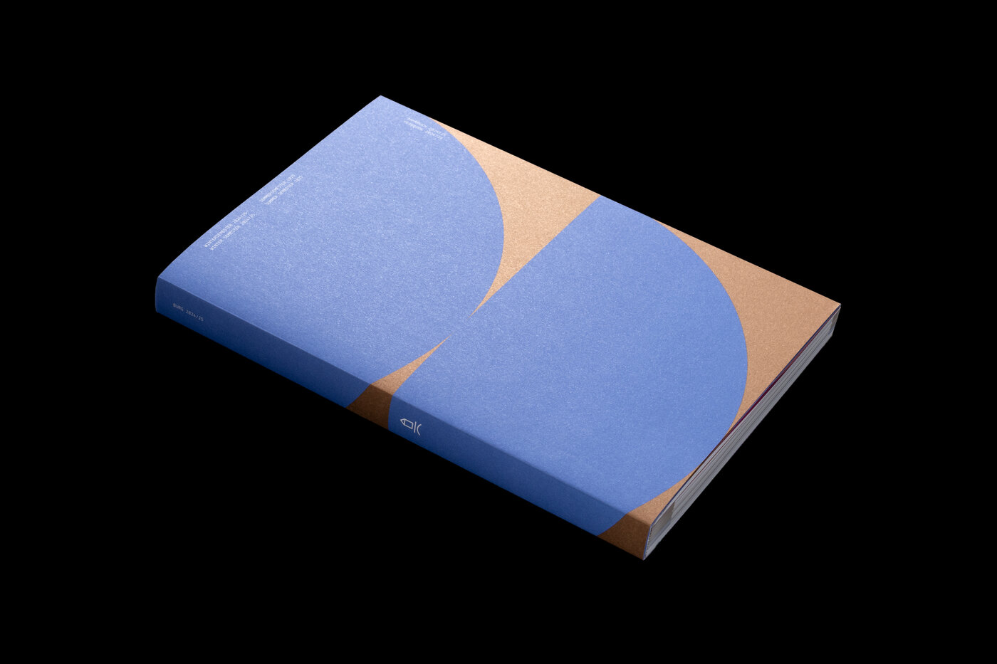 Das Bild ist eine Reproduktions-Fotografie eines Buchs, das schräg im Format liegt. Das Buch hat eine doppelte Halbkreisform in Blau auf der Vorderseite auf kupfernem Hintergrund. Auf dem Buchrücken ist das Burg Logo zu erkennen.