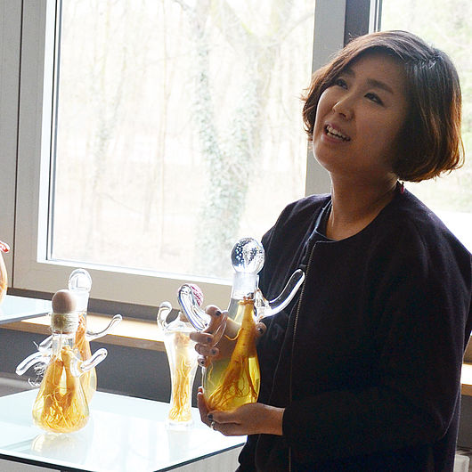 Seulah Lee und ihre Entwürfe zur Aufbewahrung von Gingsenwurzeln- Gingsengflasche - DISKO PANG PANG.. Foto Mückel