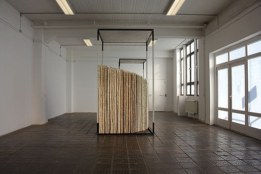 Nora Läkamp, "Cage" Metall/Holzgerüst  (160 x 260 x 300 cm) Papierspirale aus gefalteten Buchseiten