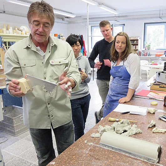 Peter Geymeier zeigt das Schablone-Ziehen in Gips. Foto Ch. Giese