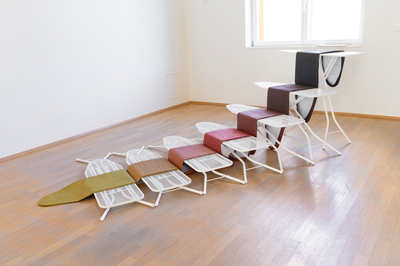 Eröffnung von "IRONY", eine Ausstellung in Kollaboration mit der Klasse von Tobias Hantmann in der Galerie ADA Meiningen, April 2025, Foto: Caroline Gerlach