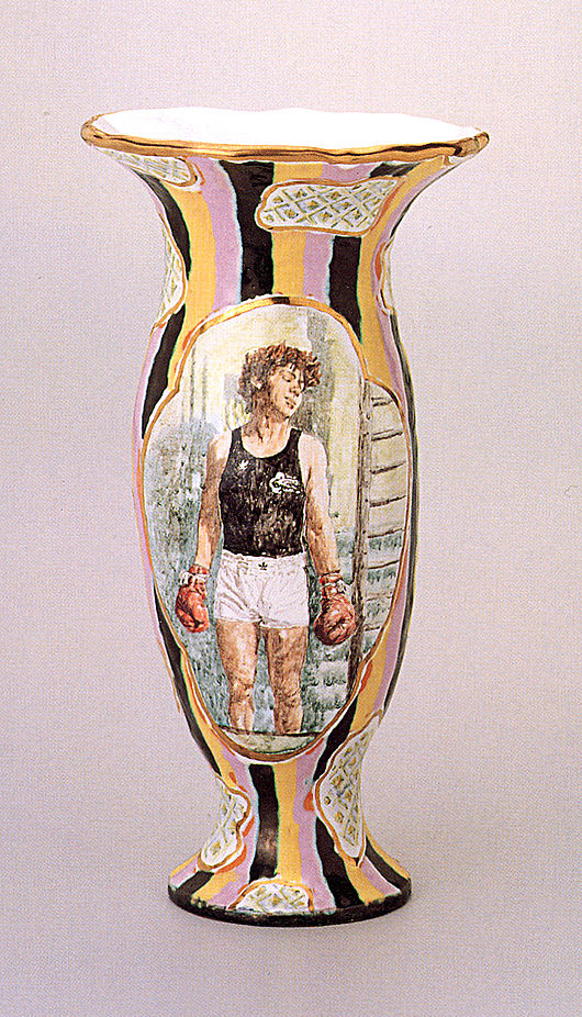 Vase. 1991, Glasierter Ton, Schmelzfarben, poliergold, 43 x 17x17 cm, H:32 cm