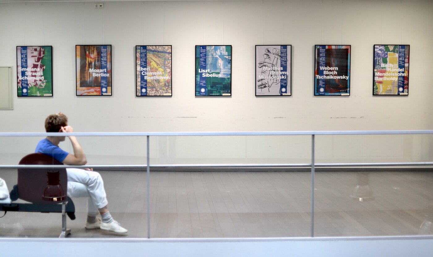 Poster der Grafikstudierenden für die Staatskapelle Halle, ausgestellt im Diakoniekrankenhaus. Foto: Caroline Gerlach