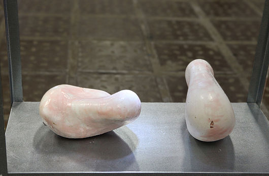 Thomas Kirchner, „Andruck“, 2013, Gips, Wachs, 2 Plastiken, ca. 25 cm x 25 cm x 25 cm