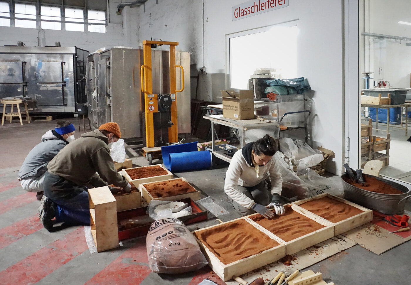 Sandguss, Klassenexkursion in die Glasmanufaktur Harzkristall, Derenburg 2024, Foto Natalie Häusler