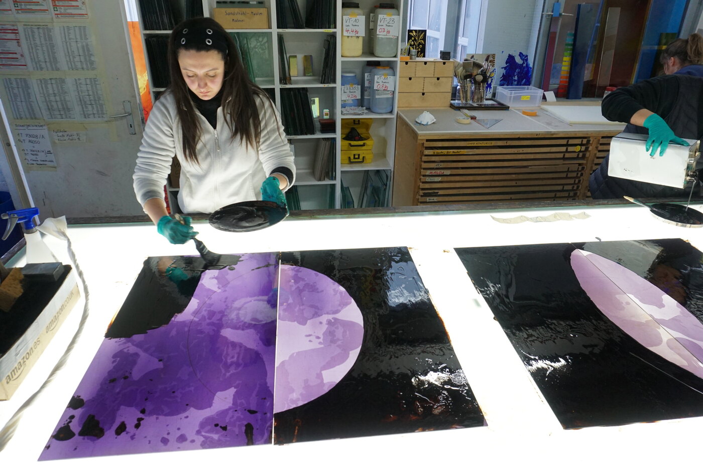 Malerei für mehrstufige Ätzung in Echtantikglas; kollaboratives Glasmalereiprojekt, 2026; Studierende: Tamara Hildebrand, Jakob Höfig, Clara Rudolf, Jooyohn Shin, Vahdeta Tahirovic, Ines Wassermann; Projektbegleitung: Prof. Natalię Häusler, Katharina Marszewski, Felicitas Fäßler
