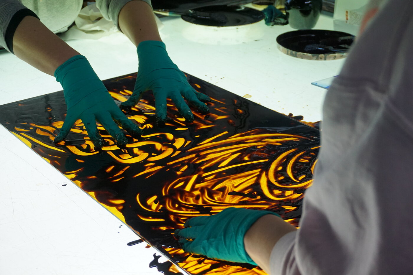 Nach der Ätzung in Echtantikglas; kollaboratives Glasmalereiprojekt, 2026; Studierende: Tamara Hildebrand, Jakob Höfig, Clara Rudolf, Jooyohn Shin, Vahdeta Tahirovic, Ines Wassermann; Projektbegleitung: Prof. Natalię Häusler, Katharina Marszewski, Felicitas Fäßler