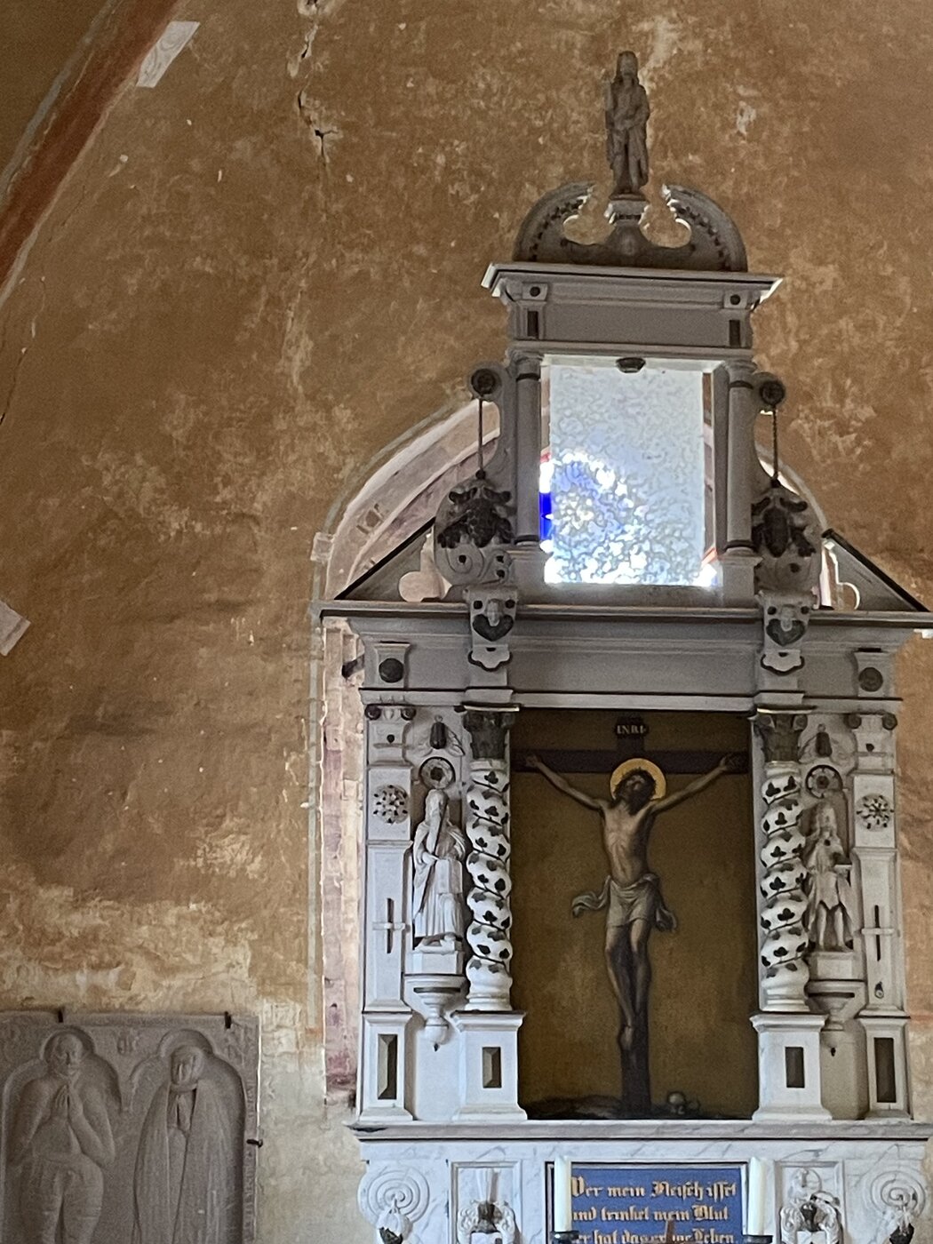 Dorfkirche Schwinkendorf, Ansicht der den Altar ergänzenden Arbeit von Runa Lisa Vieira Sandig, Foto: Nike Bätzner