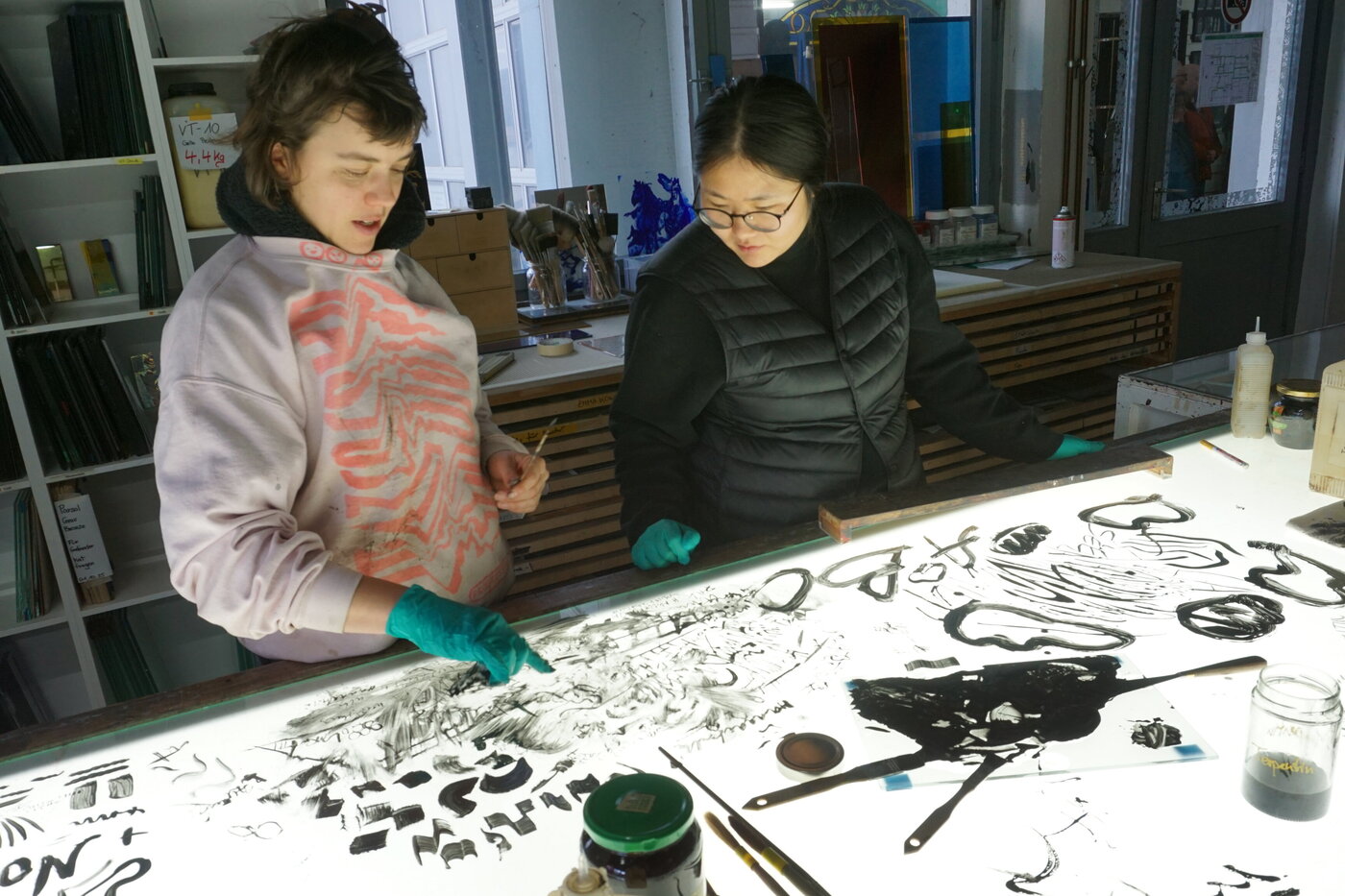 Schwarzlotmalerei auf Echtantikglas; kollaboratives Glasmalereiprojekt, 2026; Studierende: Tamara Hildebrand, Jakob Höfig, Clara Rudolf, Jooyohn Shin, Vahdeta Tahirovic, Ines Wassermann; Projektbegleitung: Prof. Natalię Häusler, Katharina Marszewski, Felicitas Fäßler