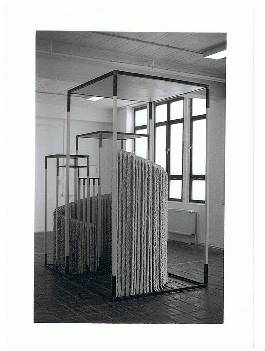 Nora Läkamp, "Cage" Metall/Holzgerüst  (160 x 260 x 300 cm) Papierspirale aus gefalteten Buchseiten