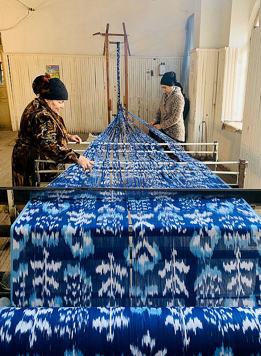 Vorbereitung einer Ikatkette in der Yodgorlik Silk factory in Margilan, Usbekistan
