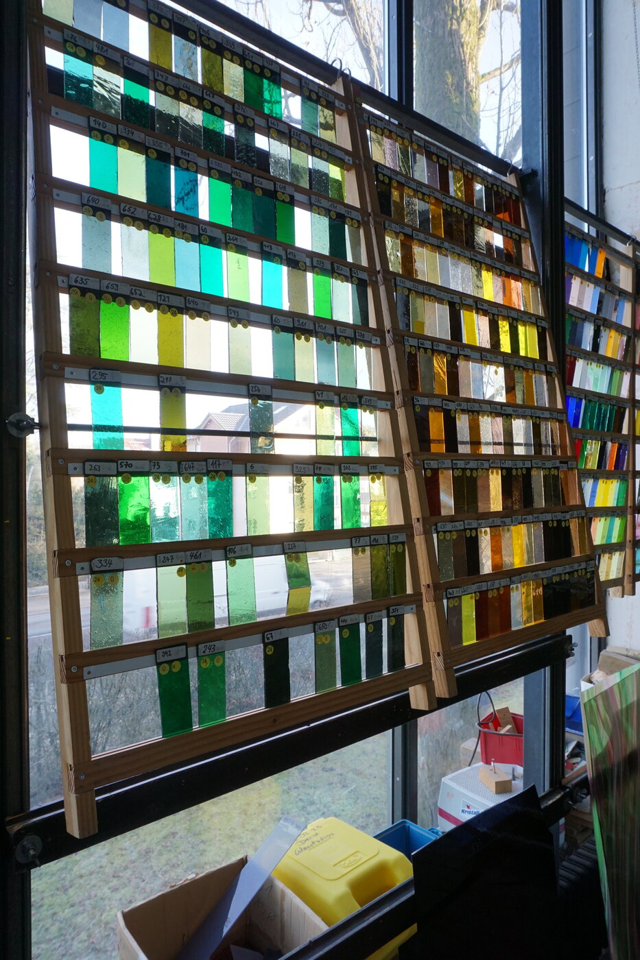 Mustertafel Echtantikgläser; kollaboratives Glasmalereiprojekt, 2026; Studierende: Tamara Hildebrand, Jakob Höfig, Clara Rudolf, Jooyohn Shin, Vahdeta Tahirovic, Ines Wassermann; Projektbegleitung: Prof. Natalię Häusler, Katharina Marszewski, Felicitas Fäßler