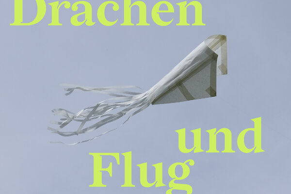 Fliegender Drache mit der Überschrift: Mit Luft und Wind Drachen und Flugkörper (Plakat von Klara Kaprell und Delphine Bishop)