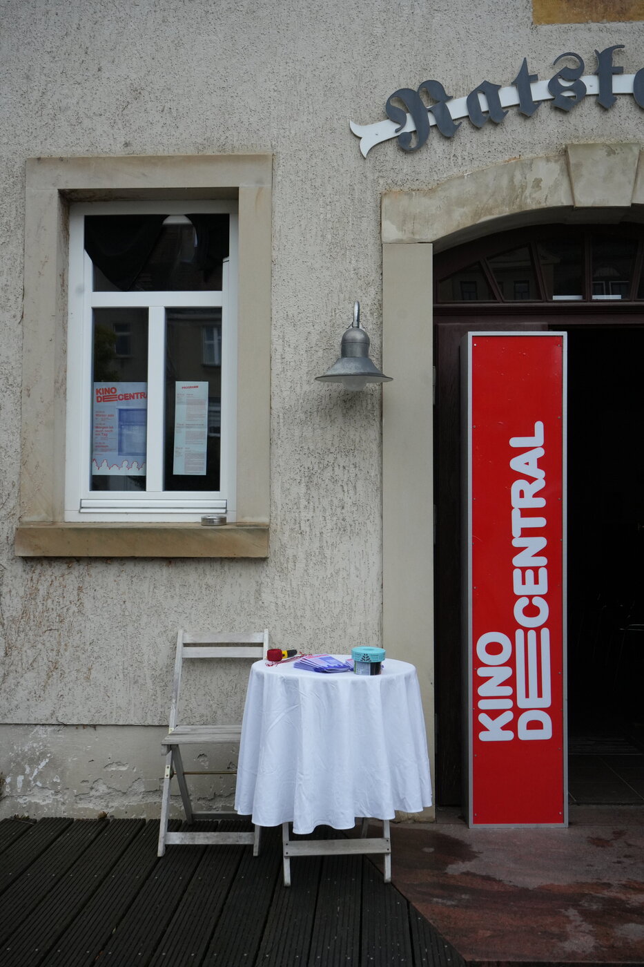 ein Tisch und Leuchttafel vor der Tür