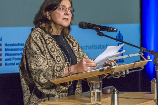 eine Frau macht einen Vortrag