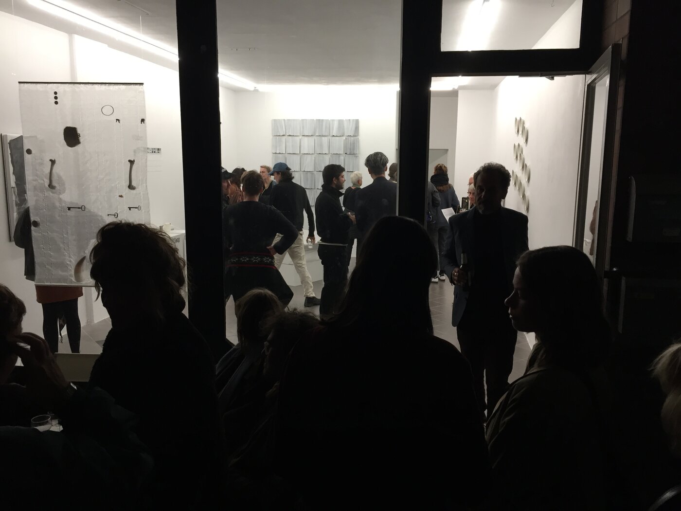 Gäste stehen vor dem Schaufenster der Galerie