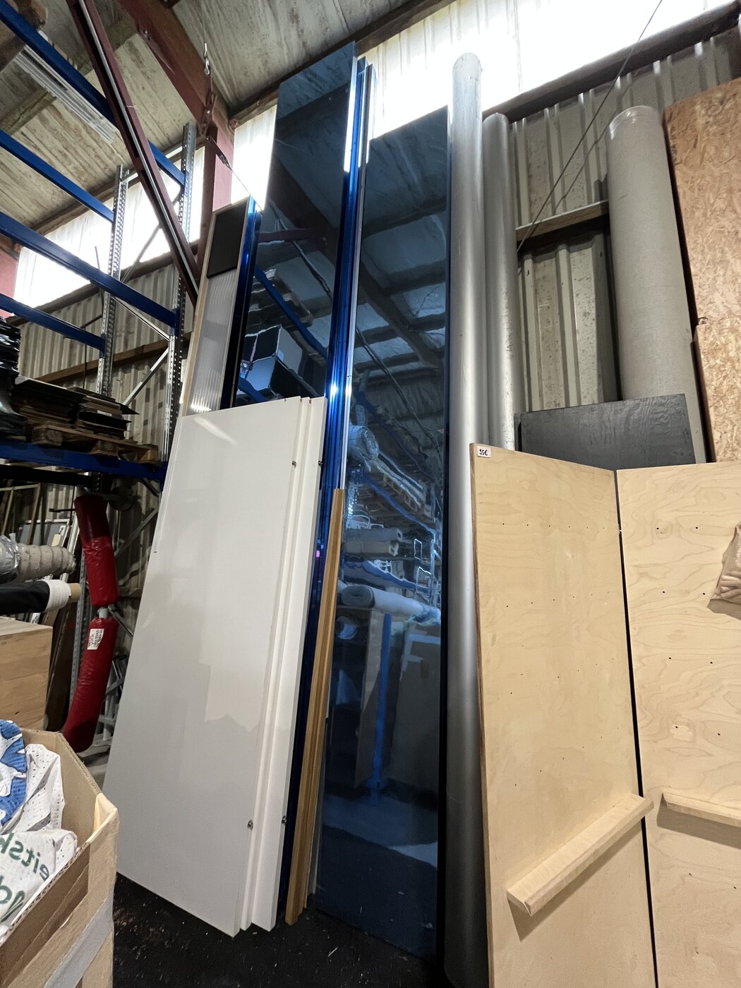 Exkursion Materialbuffet Leipzig StudiengrupStudiengruppe hört Vortrag im Materialbuffet Leipzig während einer Exkursionpe Materiallager
