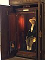 Das „Auto-Icon“ (1832) Jeremy Benthams in den South Cloisters des University College of London, sein ausgestopftes Skelett, mit Echthaar und Wachskopf, letzterer modelliert von Jacques Talrich. 2016 @ Mirjam Schaub