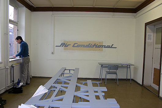 Michael Krenz „Flieger“, Stahlkonstruktion, Schulbänke, Arbeit auf dem Schulhof, 150 x 600 x 350 cm, 5.Studienjahr, 2006 