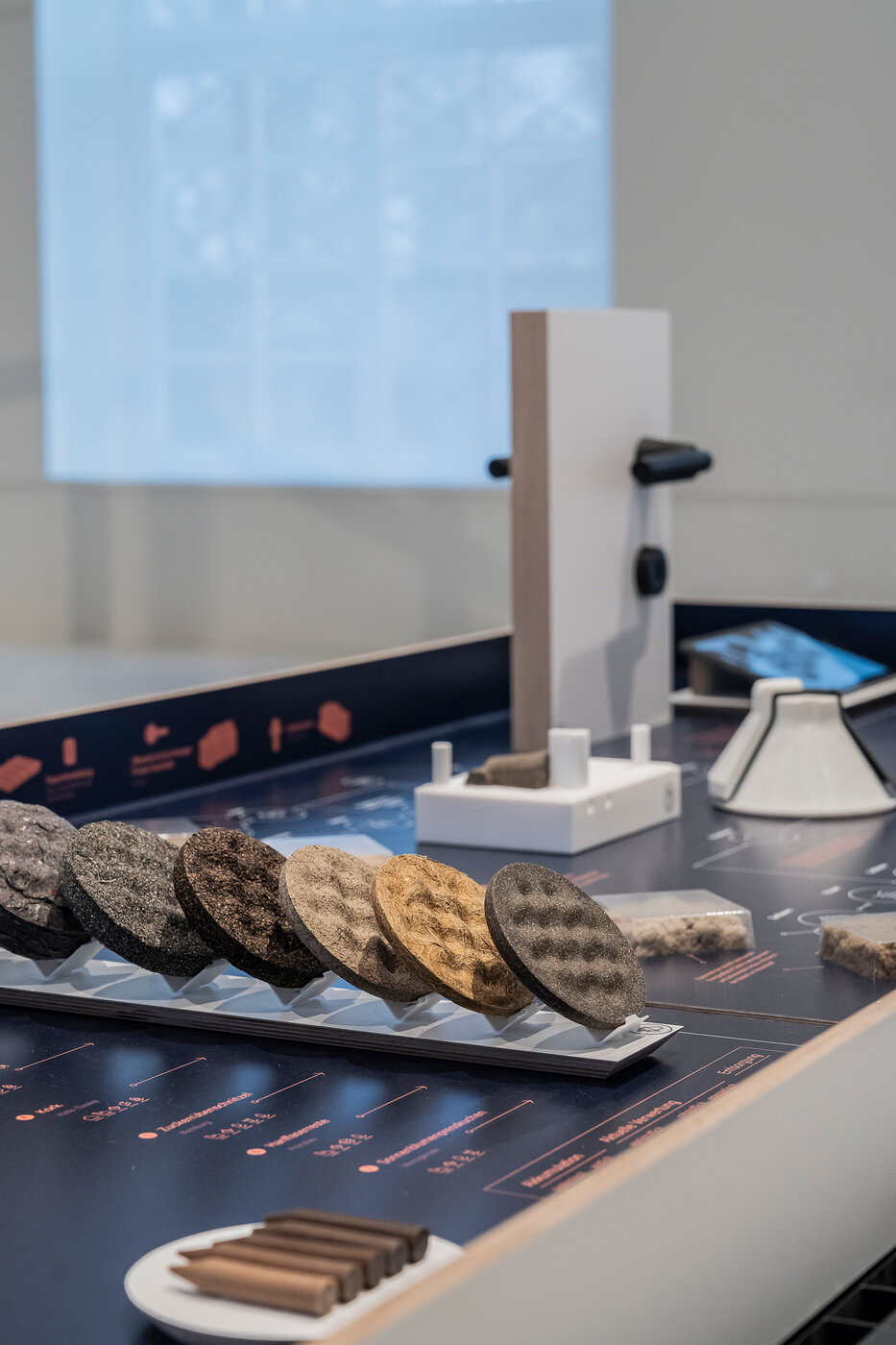 Ergebnisse des Forschungsprojektes in der Ausstellung "ZUKÜNFTE. Material und Design von Morgen" im GRASSI Museum