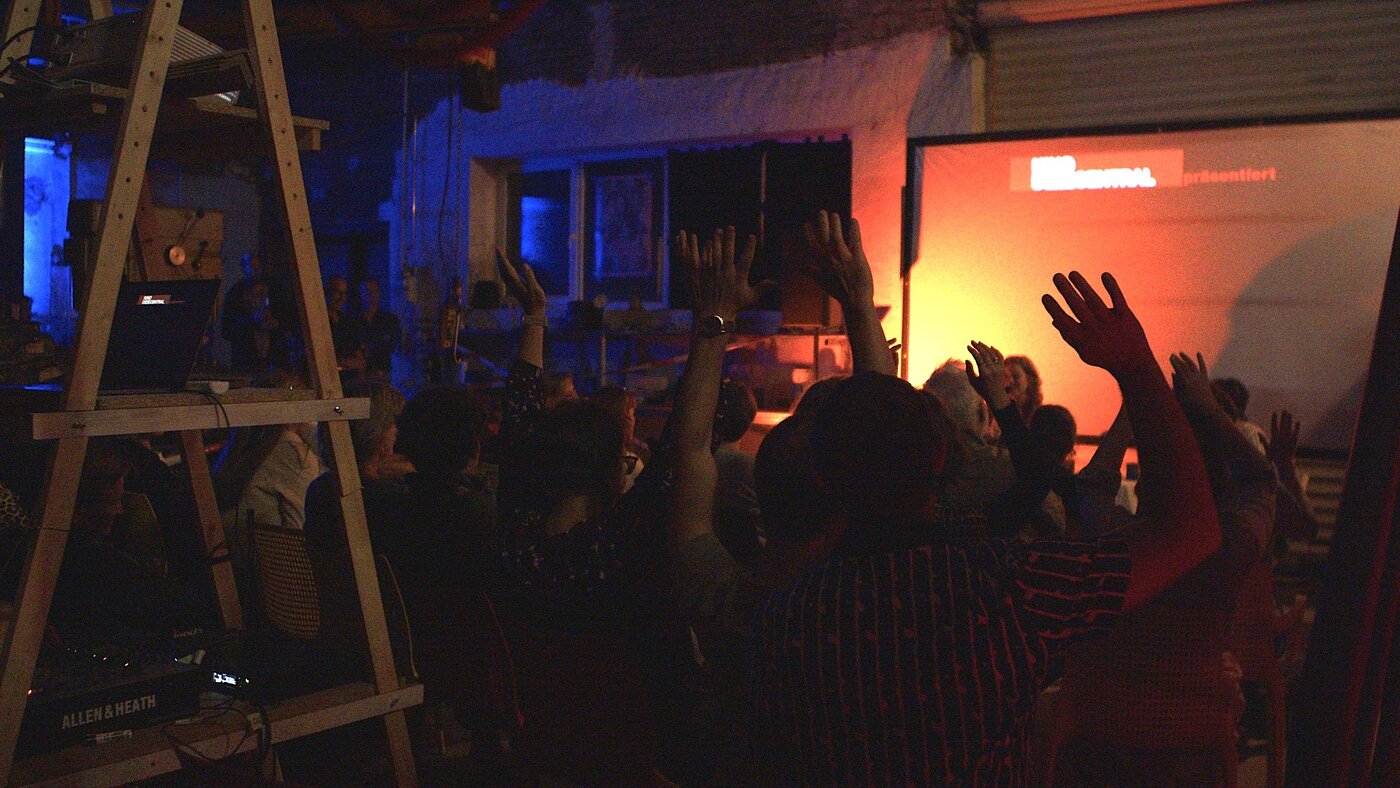 Gehobene Hände des Publikums