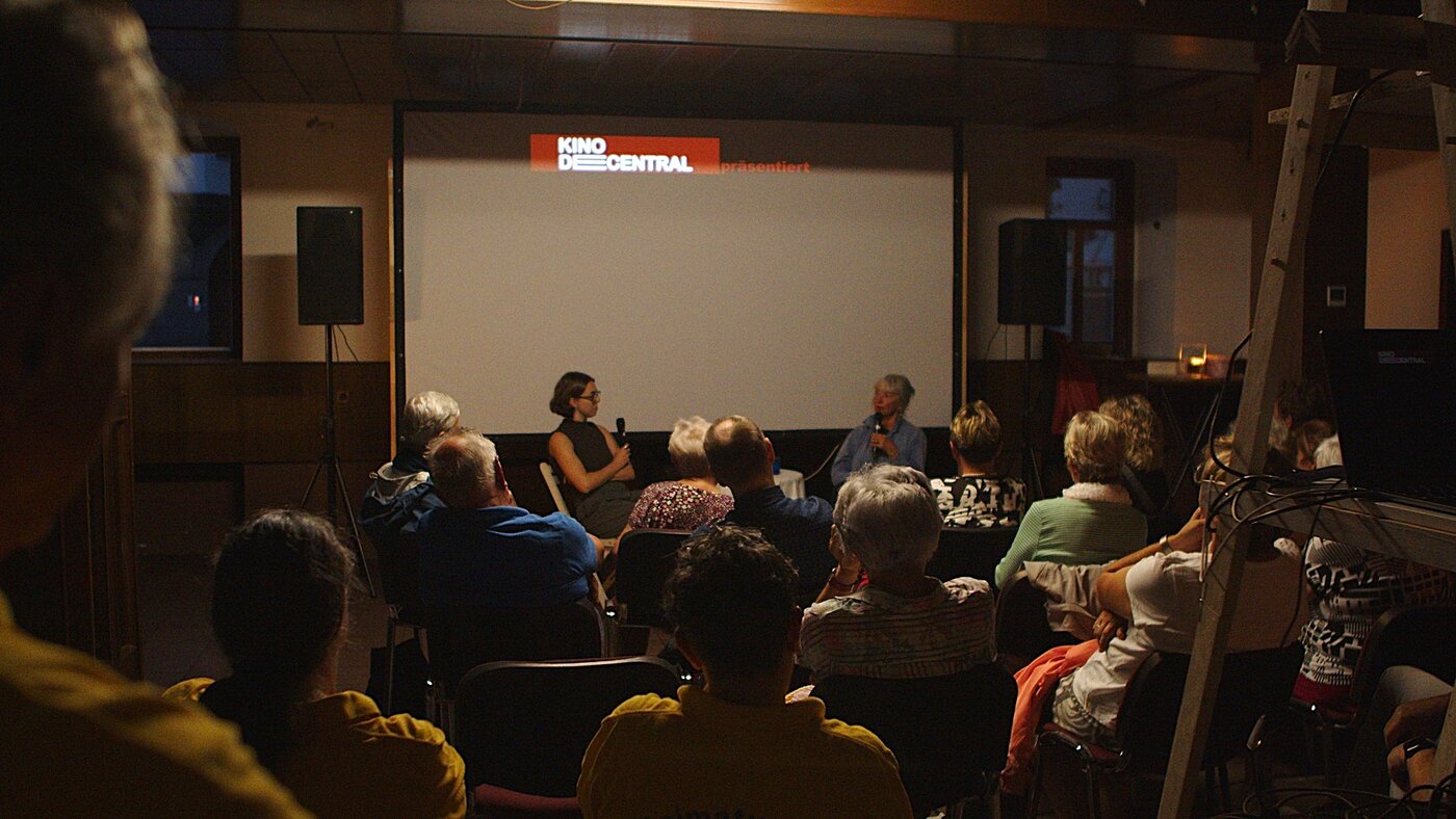 Publikum hört ein Gespräch zu