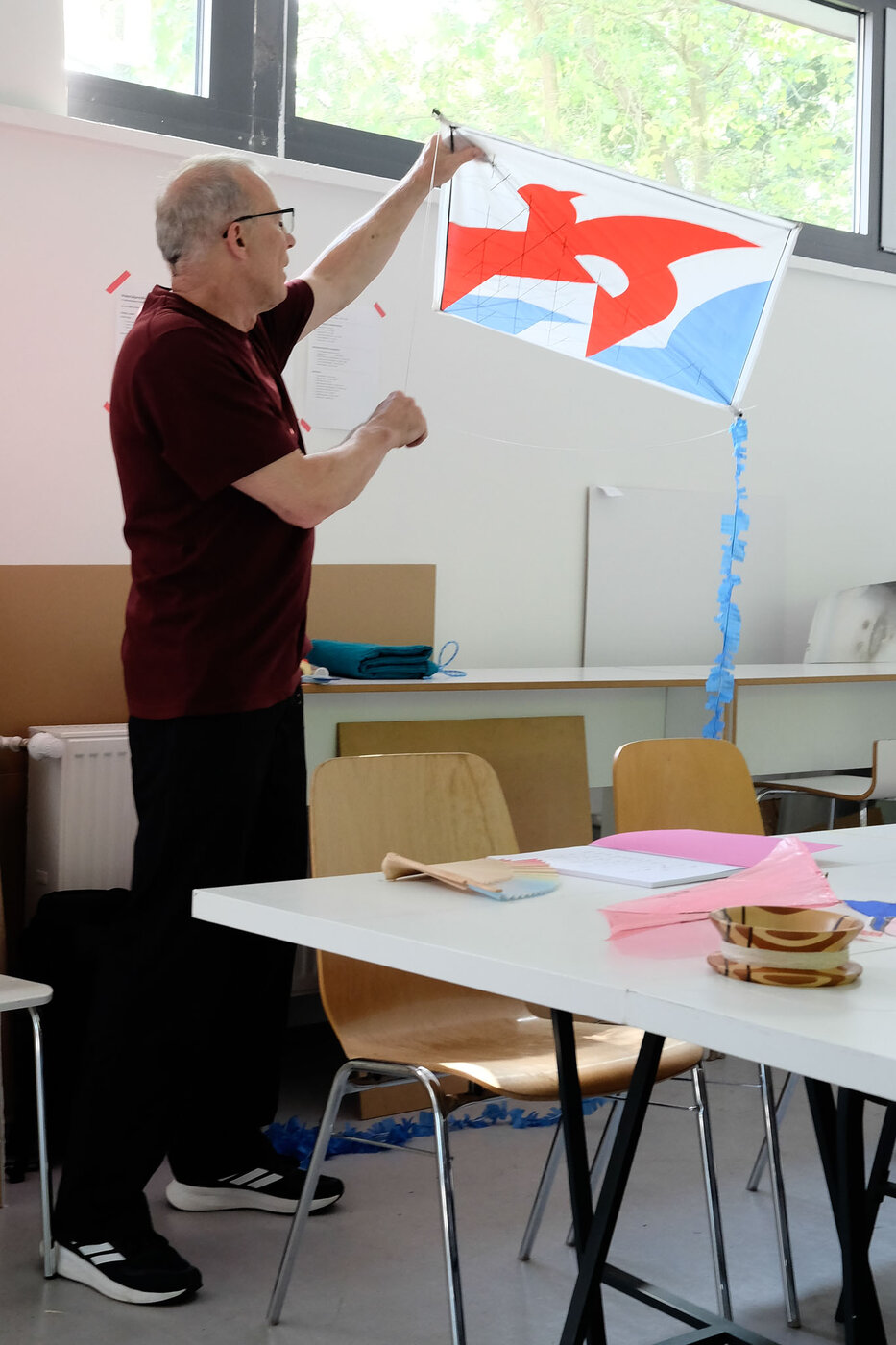 Heinrich Hohmann präsentiert einen Drachen