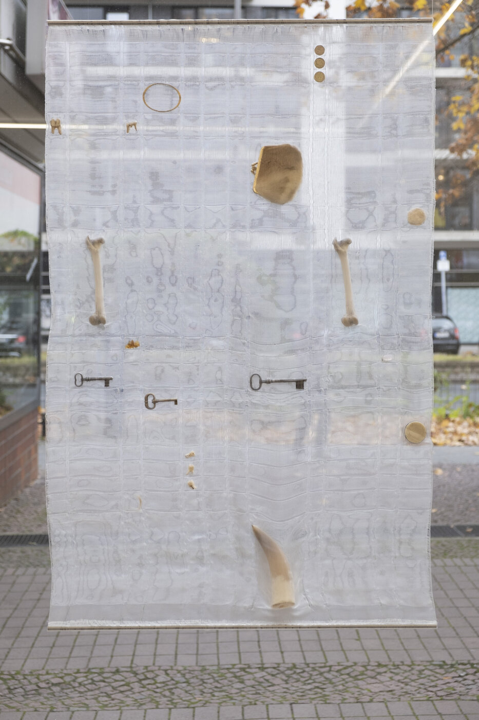 in den Stoff eingewebte Objekte