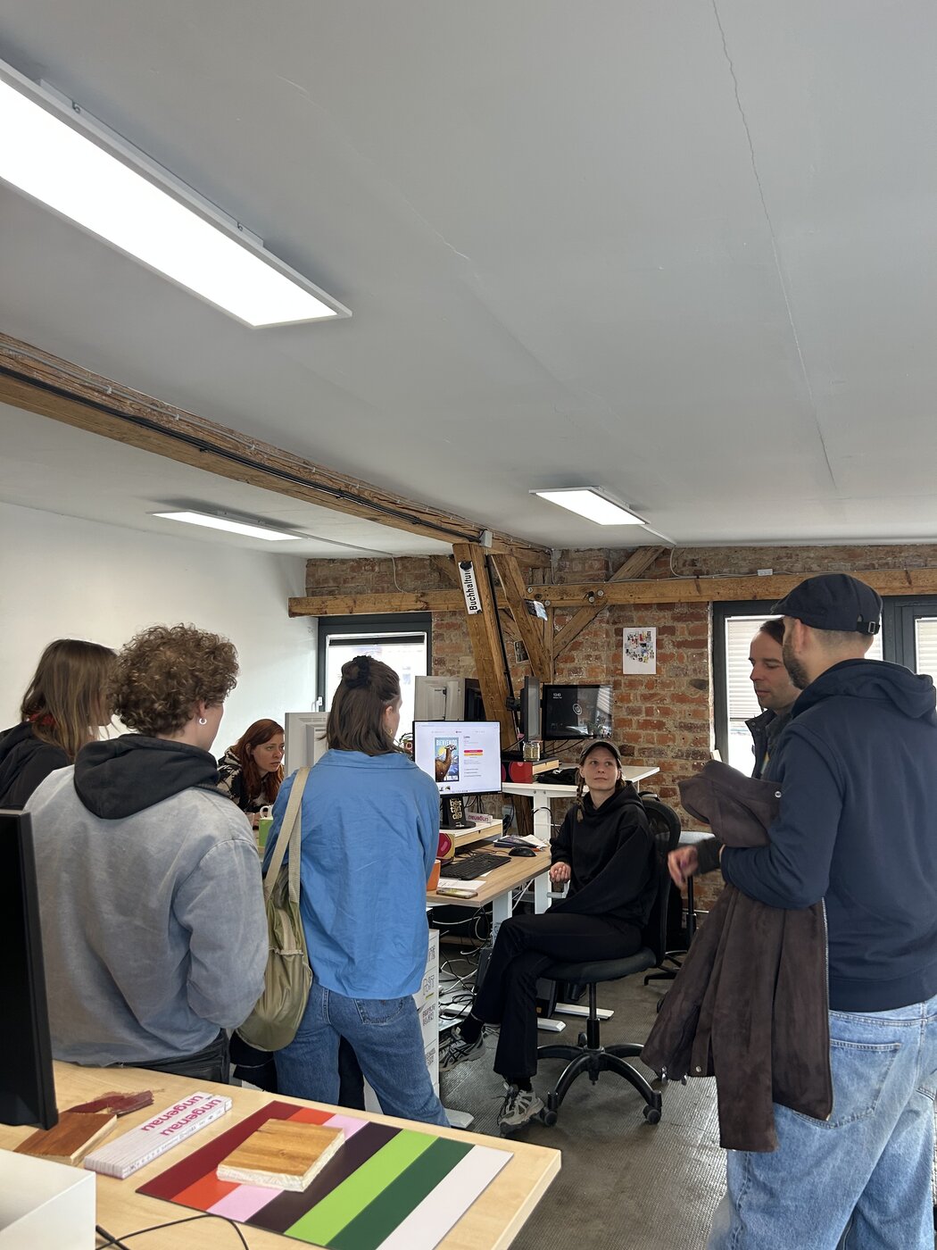 Studiengruppe hört Vortrag im Büro Ungestalt Leipzig, Exkursion