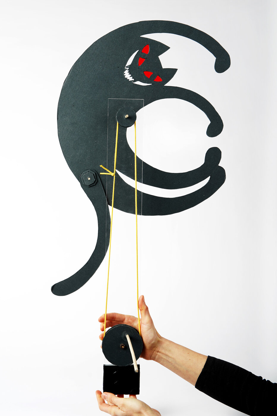 schattenfigur von Niklas Bender -Katze kugelnder Kurt