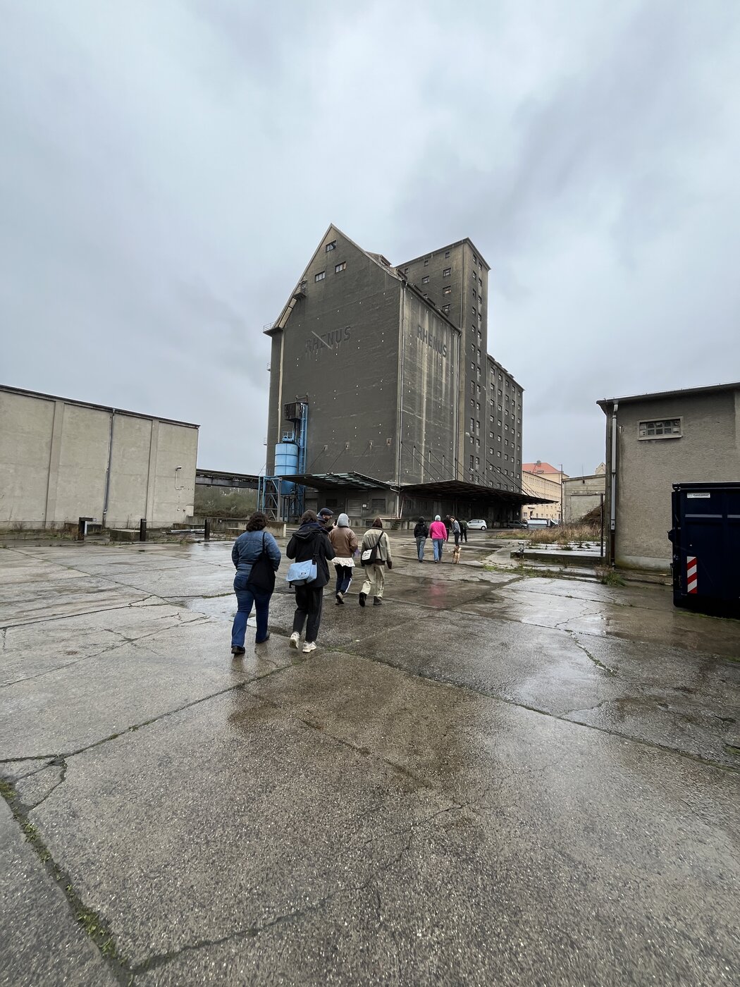 Exkursion Materialbuffet Leipzig StudiengrupStudiengruppe hört Vortrag im Materialbuffet Leipzig während einer Exkursionpe Lindenauer Hafen