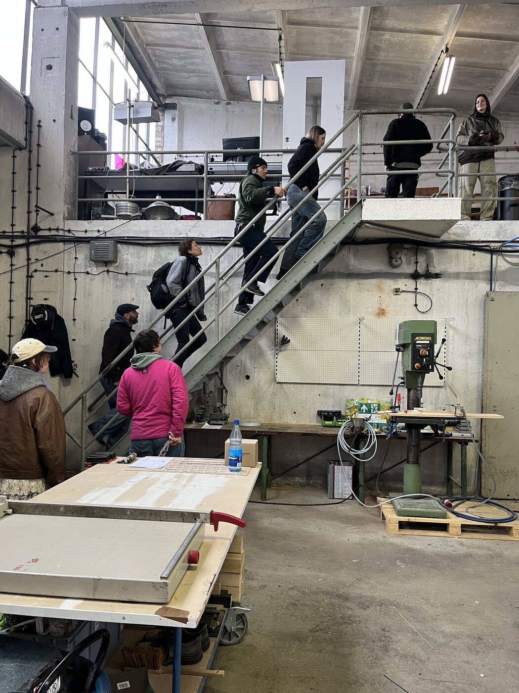 Exkursion Materialbuffet Leipzig StudiengrupStudiengruppe hört Vortrag im Materialbuffet Leipzig während einer Exkursionpe Lagerhallen