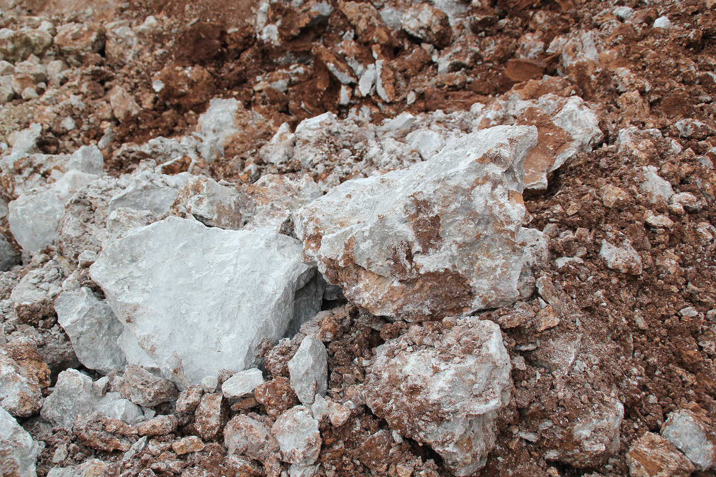 Abbau von Naturgips im Steinbruch