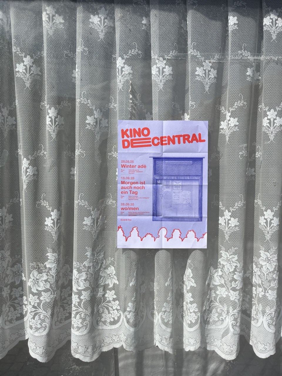 Plakat vor dem Vorhang