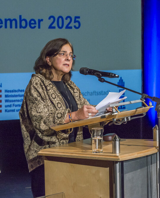 eine Frau macht einen Vortrag