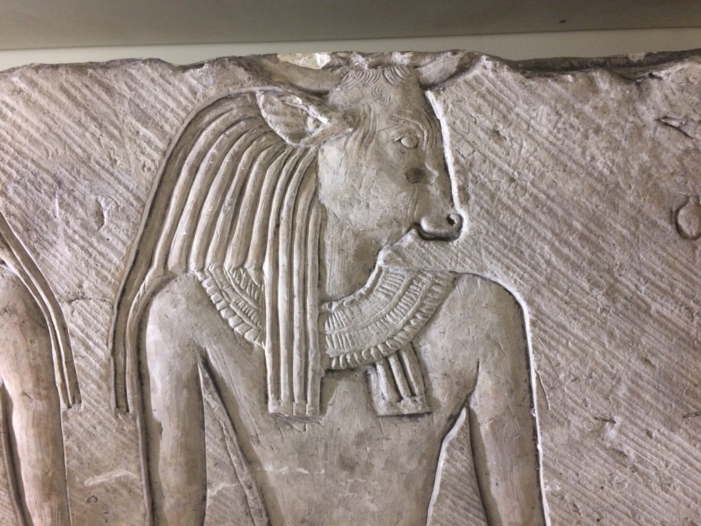 Unbekannter, ägyptischer Künstler. Relief einer Apis-Gottheit aus der Sammlung des  Petrie Museum des University College of London. 2016  © Mirjam Schaub