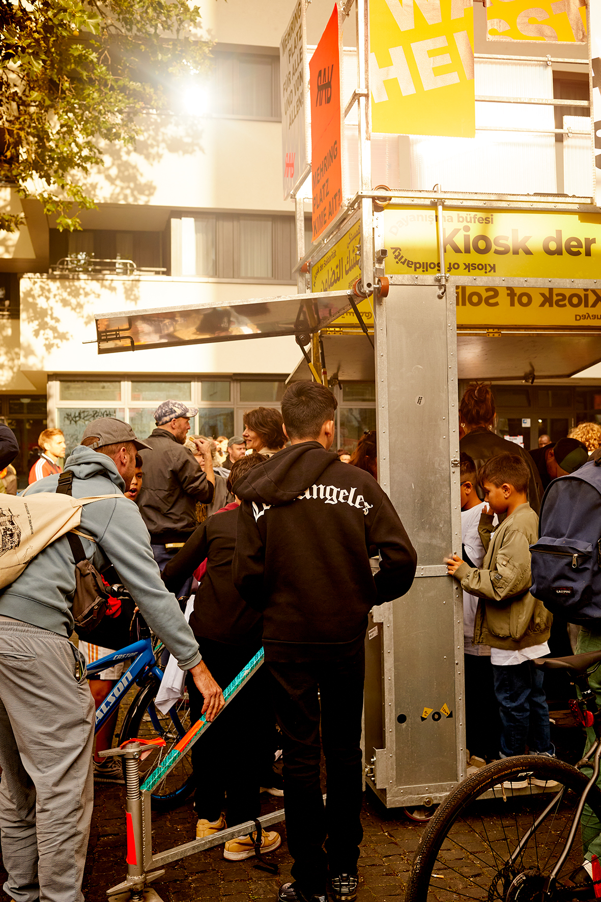 Der Revolutionäre Anwohner*innen Rat – kurz RAR – ist ein Zusammenschluss der Anwohner*innen und Kultur- und Gewerbetreibenden am Mehringplatz in Berlin-Kreuzberg. RAR steht für eine solidarische und selbstorganisierte Nachbarschaft, die sich für Veränderung im Sinne der Anwohner*innen einsetzt. 2023 hat RAR den Kiosk für eine Protestversammlung am Mehringplatz genutzt. Foto © Monika Keiler